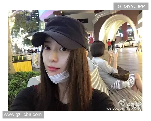 路人偶遇足球明星瞬间定格温馨合影传递梦想与热爱